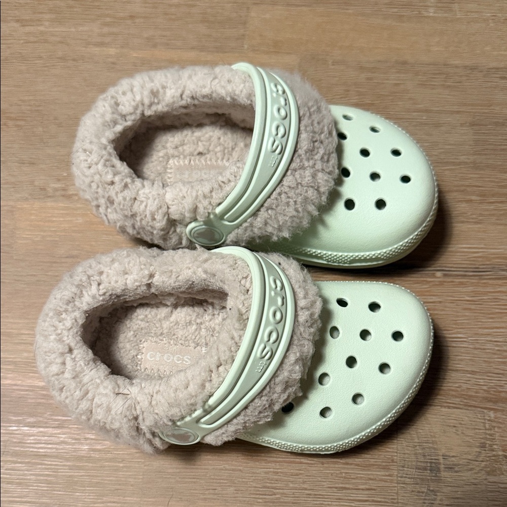 CROCS | Kids' Light Green Fuzzy Lined Slippers | C8